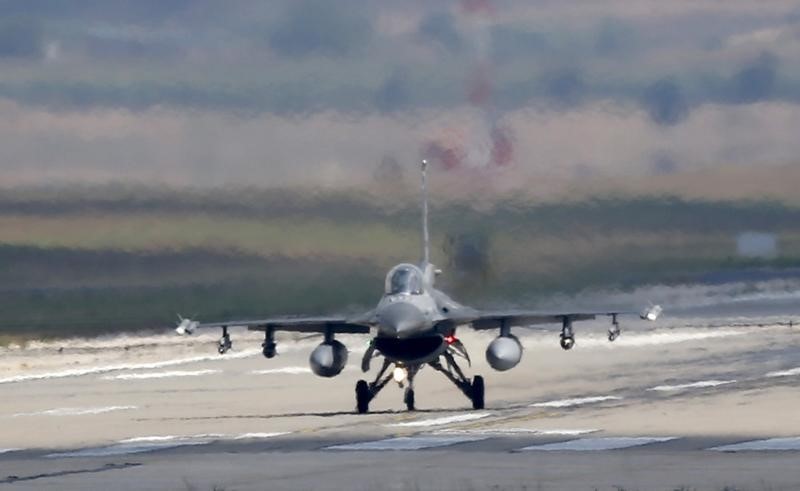 © Reuters. الجيش التركي يعلن اسقاط طائرة بعد تحذيرها 10 مرات لانتهاك المجال الجوي