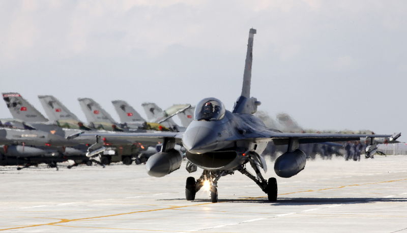 © Reuters. Aviones F16 turcos derriban avión de combate cerca de frontera con Siria - Funcionario militar