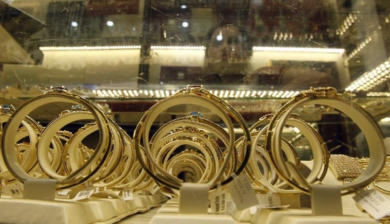 © Reuters. Золотые украшения в магазине в Ханое 