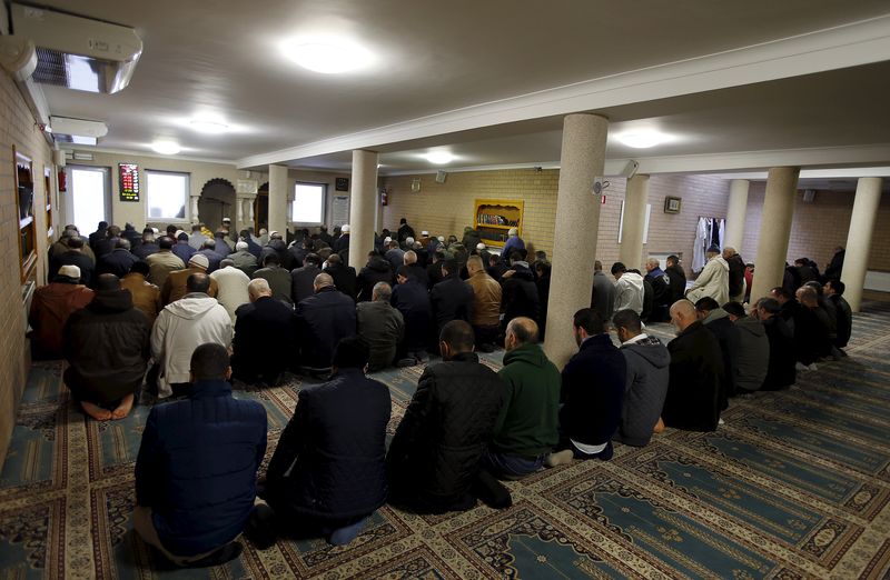 © Reuters. إغراءات البطولة لا المساجد تشد الشباب في بروكسل للدولة الاسلامية