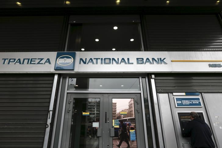 © Reuters. Sportello bancomat di National Bank (Nbg) ad Atene.