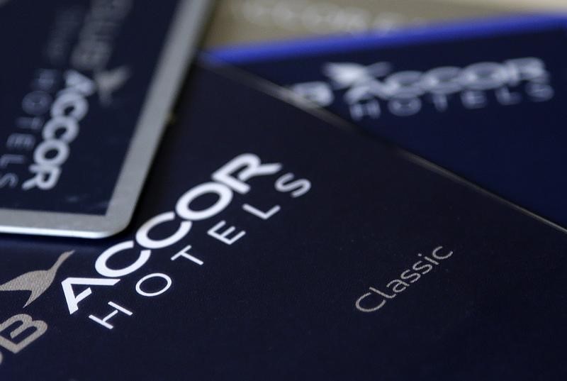 © Reuters. ACCOR, PLUS FORTE BAISSE DU CAC 40 À MI-SÉANCE