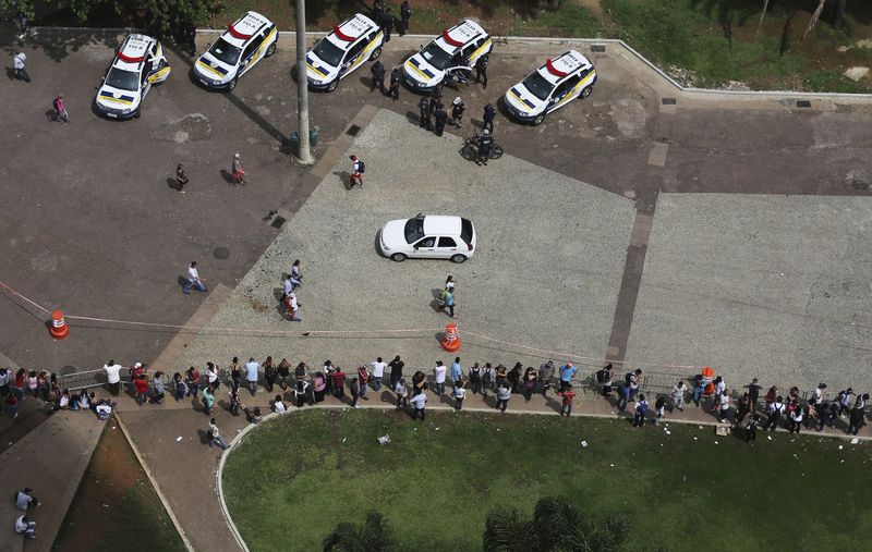 © Reuters. Fila para preenchimento de ficha para vagas de emprego em São Paulo