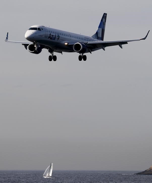 © Reuters. Aeronave da Azul preparando para pouso no aeroporto Santos Dumont, no Rio de Janeiro