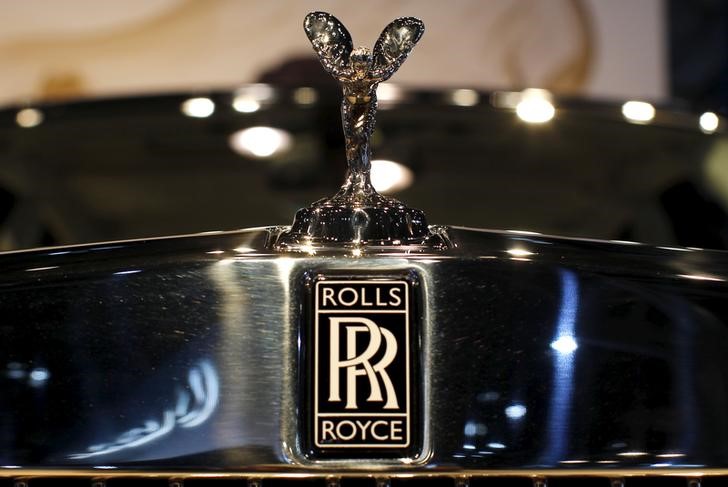 © Reuters. Логотип Rolls-Royce на автомобиле Rolls-Royce Phantom на автошоу в Нью-Йорке