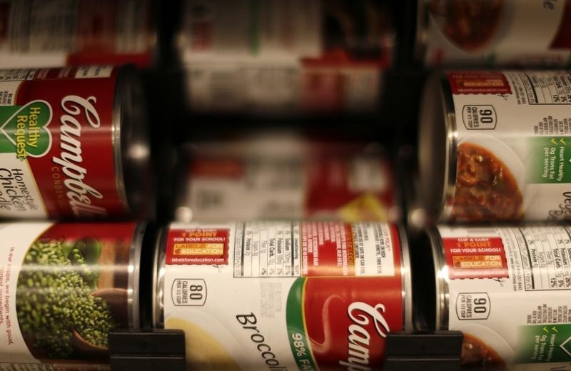 © Reuters. Cans of Campbell's brand soups are seen at the Safeway store in Wheaton Maryland