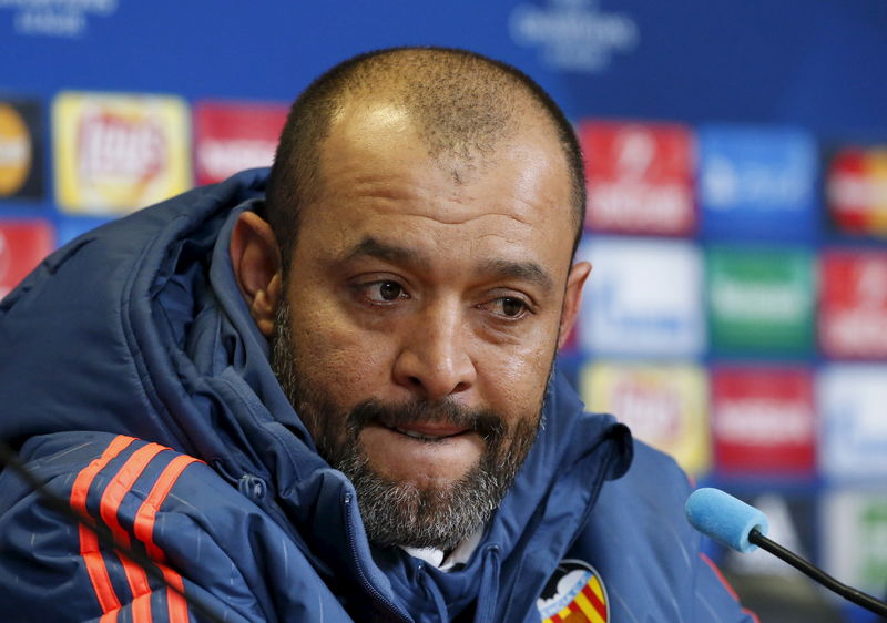 © Reuters. El Valencia puede sobrevivir a las lesiones, dice Nuno