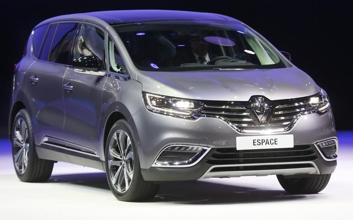 © Reuters. A new Renault Espace is displayed on media day at the Paris Mondial de l'Automobile