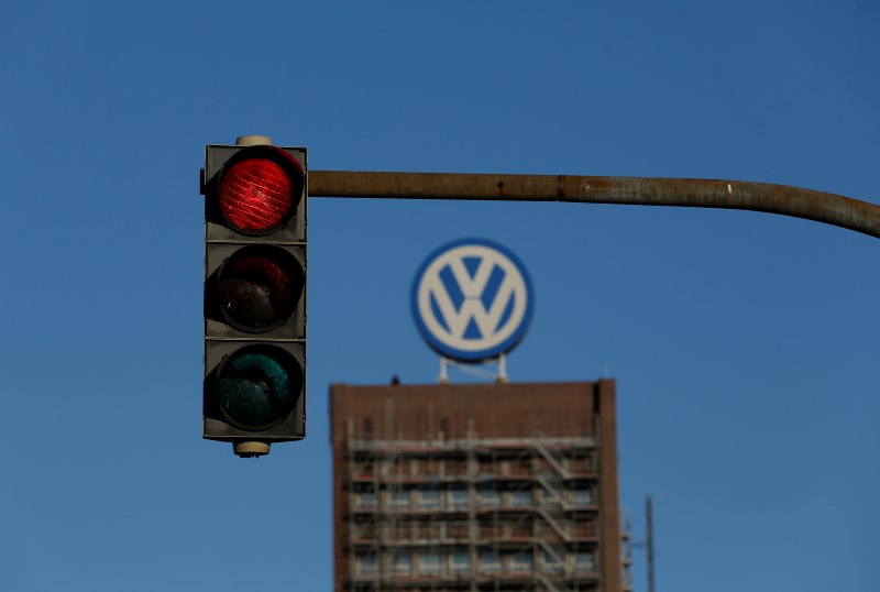 © Reuters. Светофор у завода Volkswagen в Вольфсбурге