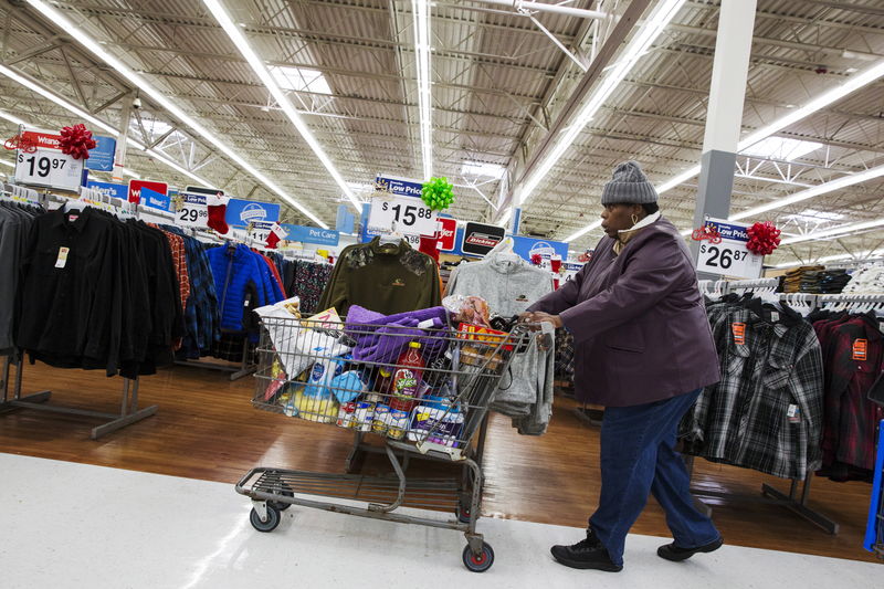 © Reuters. A woman pushes her shopping cart through a Walmart store in Secaucus, New Jersey