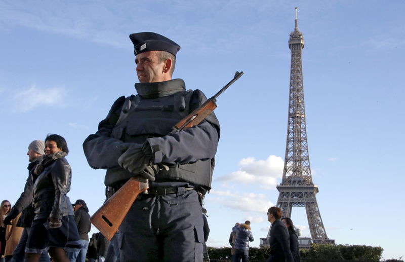 © Reuters. شرطة مكافحة الارهاب في فرنسا تداهم قرية "الأمير الأبيض"