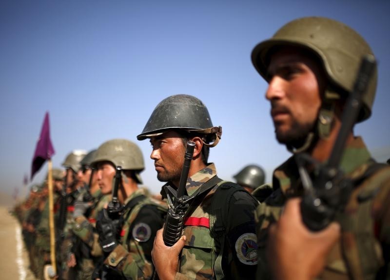 © Reuters. الشرطة: طالبان تأسر 13 جنديا أفغانيا بعد تحطم طائرة هليكوبتر