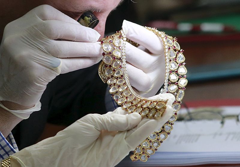 © Reuters. David Warren, da Christie's, observa joia pertencente à ex-primeira-dama filipina Imelda Marcos