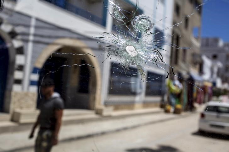 © Reuters. Al menos 11 muertos en el ataque contra un autobús militar en Túnez