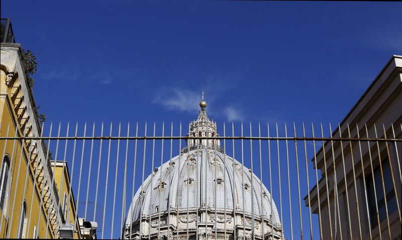 © Reuters. Vaticano juzga a periodistas y funcionarios; medios critican proceso