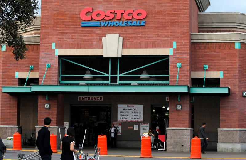 © Reuters. Shoppers are pictured outside a Costco Wholesale store in Los Angeles