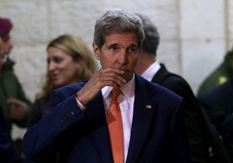 © Reuters. U.S. Secretary of State Kerry arrives to brief the media after a meeting with Palestinian President Abbas, in the West Bank city of Ramallah