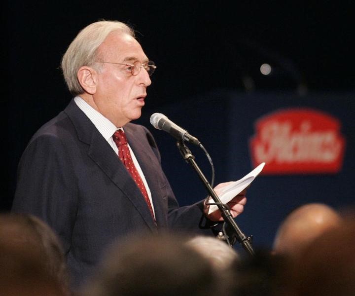 © Reuters. Nelson Peltz, one of the principles of the Trian Group, addresses the audience at the H.J. Heinz Co. annual shareholder's meeting in Pittsburgh