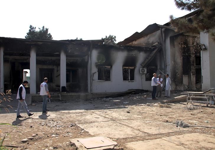 © Reuters. Members of Medecins Sans Frontieres (MSF) look inside the damaged compound of a MSF hospital in Kunduz, Afghanistan