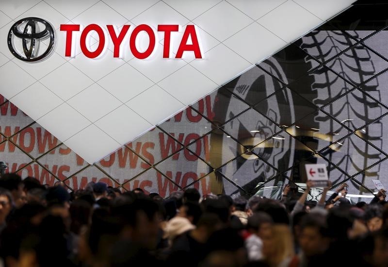 © Reuters. Visitors crowd Toyota Motor Corp's booth at the 44th Tokyo Motor Show in Tokyo, Japan