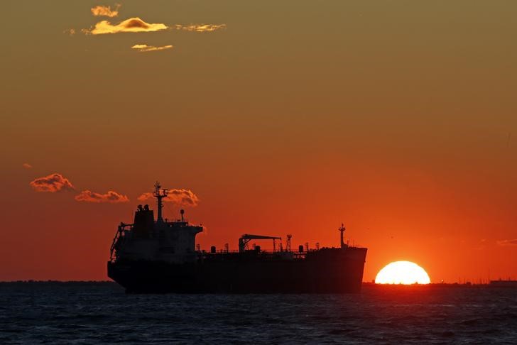 © Reuters. Нефтяной танкер у терминала Fos-Lavera под Марселем 