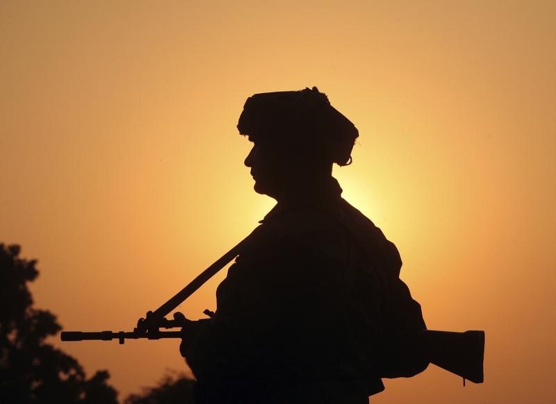 © Reuters. ضابط: مسلحون يقتحمون قاعدة للجيش الهندي في كشمير