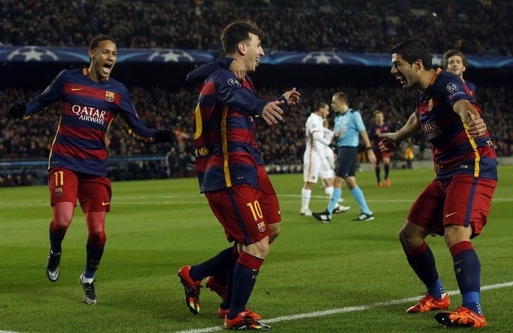 © Reuters. Barcelona y Arsenal golean en Liga Campeones con dobletes de Messi, Suárez y Sánchez