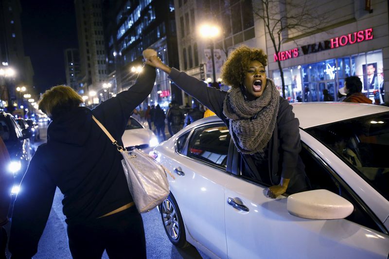 © Reuters. Un policía de Chicago, acusado de la muerte de un adolescente negro
