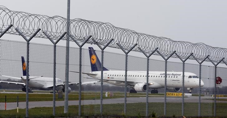 © Reuters. Lufthansa planes stand on the tarmac during a strike at Munich's international airport