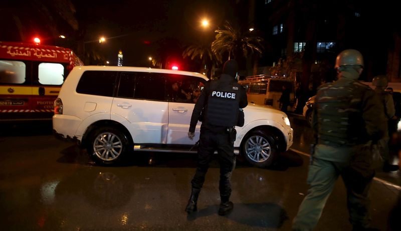 © Reuters. انتحاري يحمل متفجرات فجر نفسه في حافلة الحرس الرئاسي في تونس