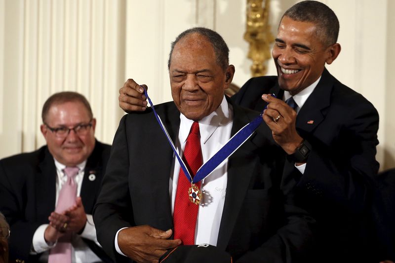 © Reuters. أوباما يمنح 17 شخصية أمريكية بارزة وسام الحرية الرئاسي