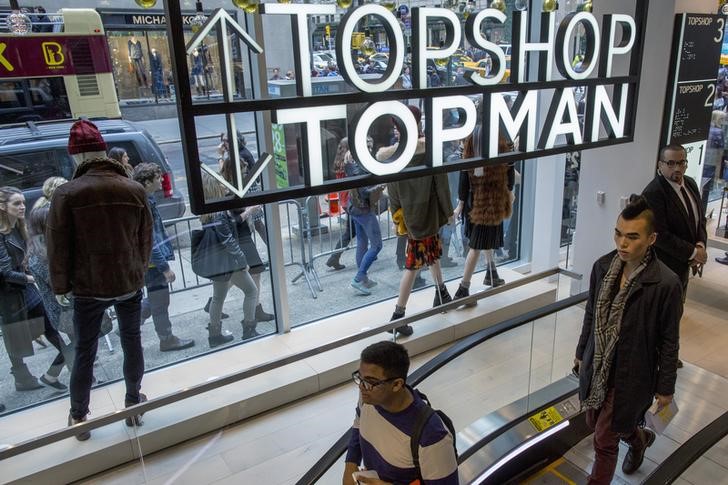 © Reuters. Shoppers are seen during British clothing retailer Topshop's grand opening of the chain's New York flagship store