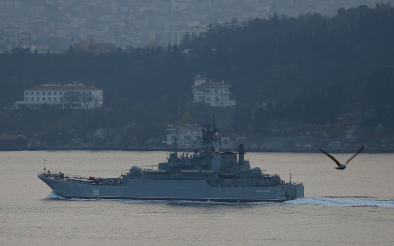 © Reuters. Una nave da guerra russa nel Bosforo, a Istanbul