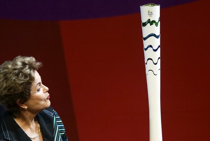 © Reuters. Presidente Dilma Rousseff ao lado de modelo da tocha olímpica, em Brasília