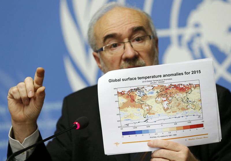 © Reuters. Jarraud Secretary-General of the WMO holds a graphic during the presentation of the five-year report on the climate at the UN in Geneva