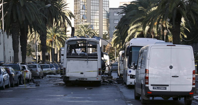 © Reuters. نجوم أيام قرطاج السينمائية يخرقون حظر التجول لتحدي الإرهاب
