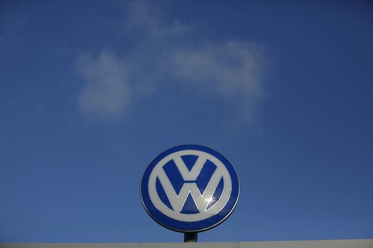 © Reuters. A Volkwagen compnay logo sits atop the VW factory in Wolfsburg