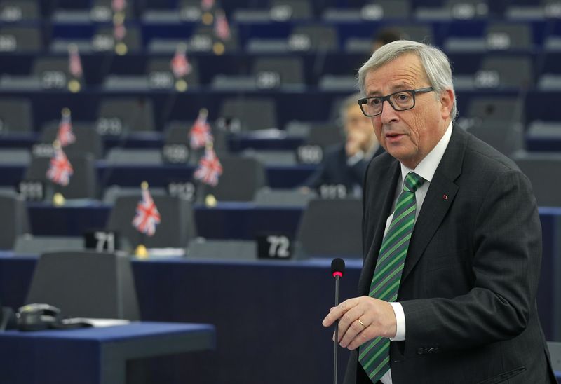 © Reuters. Il presidente della Commissione Ue Jean-Claude Juncker al parlamento di Strasburgo