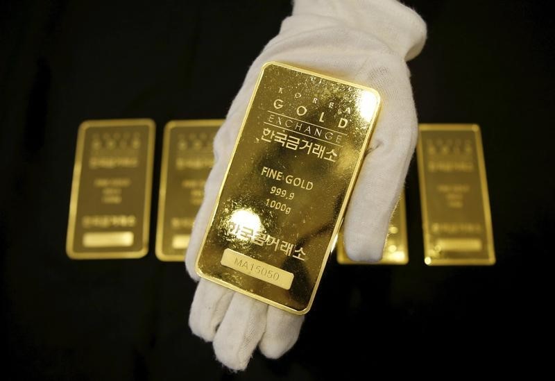 © Reuters. هبوط الذهب بفعل الدولار والمخاطر السياسية تقلص الخسائر