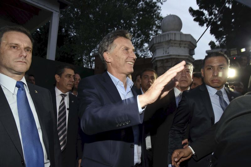 © Reuters. Handout shows Argentina's President-elect Mauricio Macri leaving after meeting with outgoing president Cristina Fernandez de Kirchner in Buenos Aires