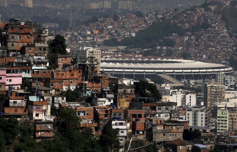 © Reuters. Estádio do Maracanã visto ao lado de favelas, no Rio de Janeiro