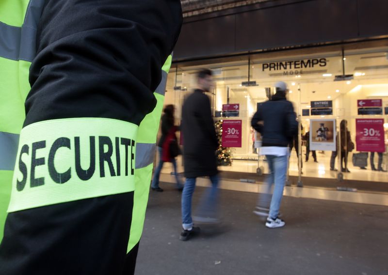 © Reuters. LE SECTEUR TOURISTIQUE REPREND DES COULEURS À PARIS