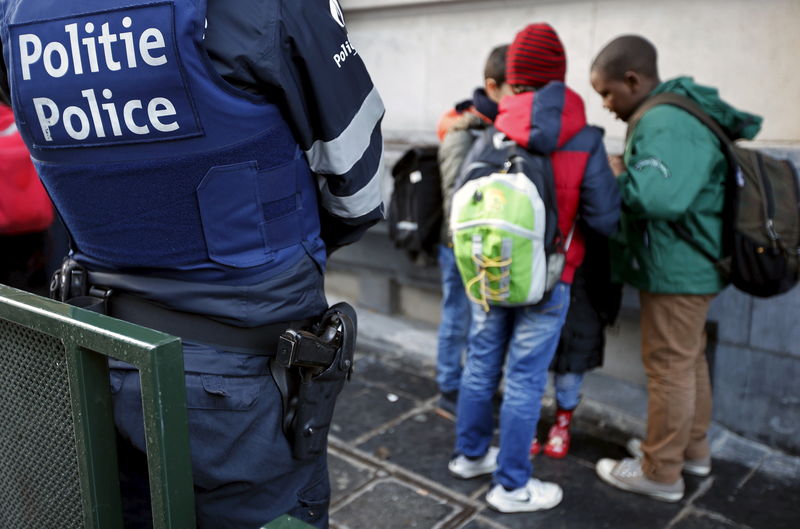 © Reuters. Policial em frente escola em Bruxelas