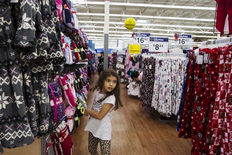 © Reuters. A girl looks at pajamas while shopping at a Walmart store in Secaucus, New Jersey
