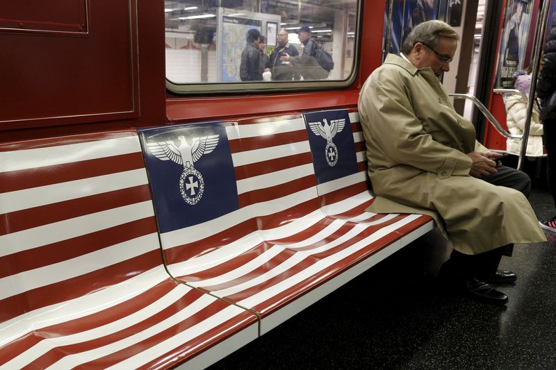 © Reuters. Anúncios de programa da Amazon.com com imagens de inspiração nazista em movimentada linha de metrô de Nova York 