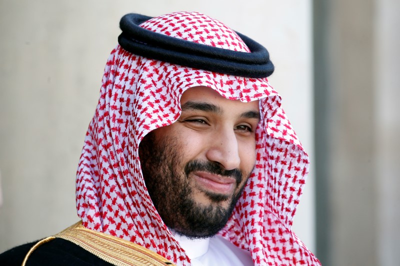 © Reuters. صحيفة: ولي ولي العهد السعودي يقول المملكة تدرس خفض الدعم