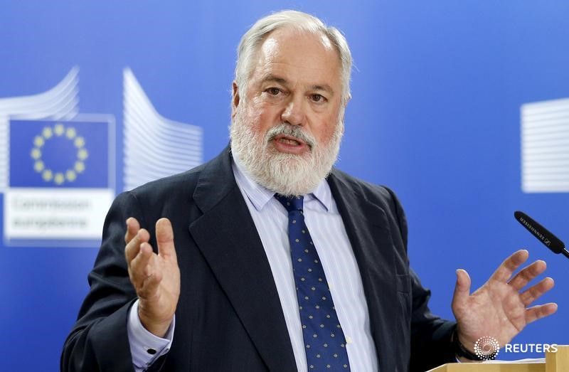 © Reuters. EU Climate Action and Energy Commissioner Canete addresses a news conference in Brussels