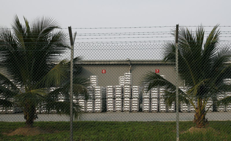 © Reuters. Aluminium ingots are seen outside a warehouse that stores London Metal Exchange stocks in Port Klang Free Zone, outside Kuala Lumpur