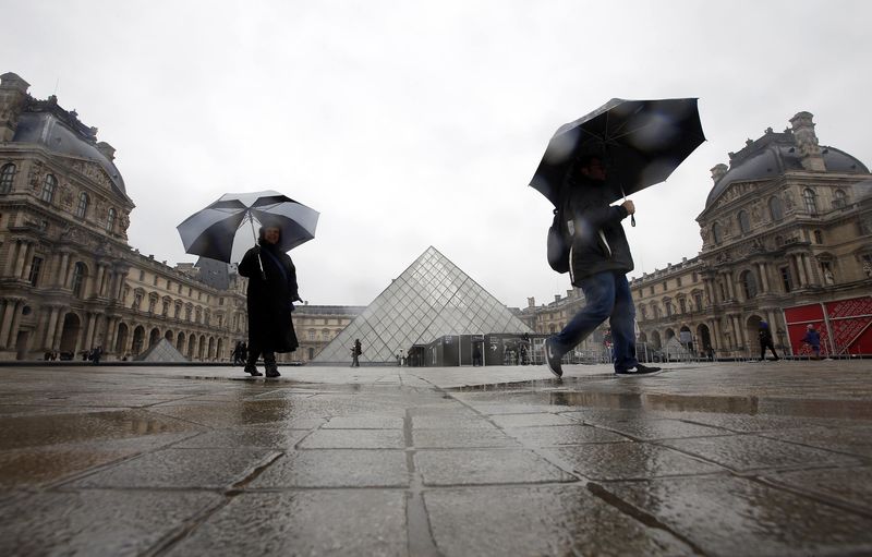 © Reuters. Turistas caminham no Museu Louvre em Paris