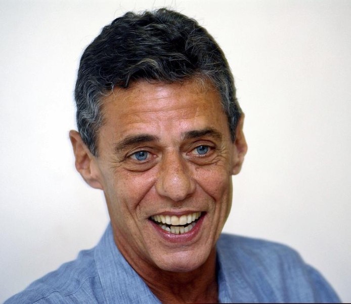 © Reuters. Chico Buarque durante entrevista no Rio de Janeiro 